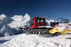 雪地履带式车辆工作处理山坡上山坡上