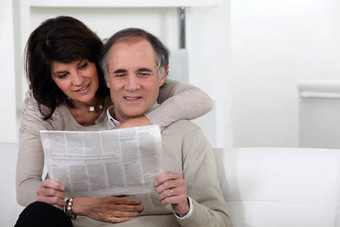 成熟的夫妇阅读报纸