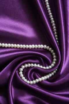 白色珍珠淡紫色丝绸