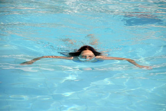 女孩游泳池