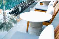 游泳池木椅子酒店放松在游泳池边