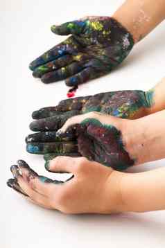 孩子们手覆盖油漆