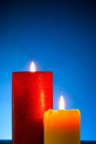 燃烧色彩鲜艳的蜡烛蓝色的背景