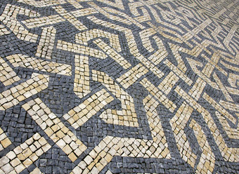 葡萄牙里斯本典型的葡萄牙语鹅卵石人行道上