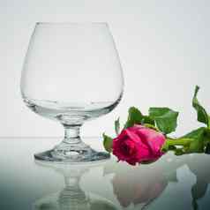 空白兰地玻璃粉红色的玫瑰玻璃
