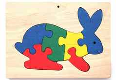 色彩斑斓的木谜题形状兔子