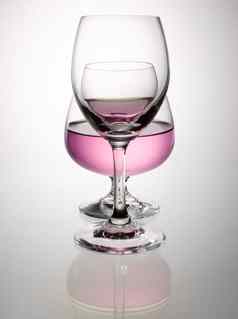 粉红色的酒白兰地玻璃重叠反射