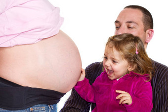 年轻的女孩玩母亲怀孕了肚子帮助