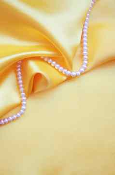 白色珍珠优雅的金丝绸