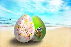 色彩斑斓的复活节鸡蛋阳光明媚的海滩