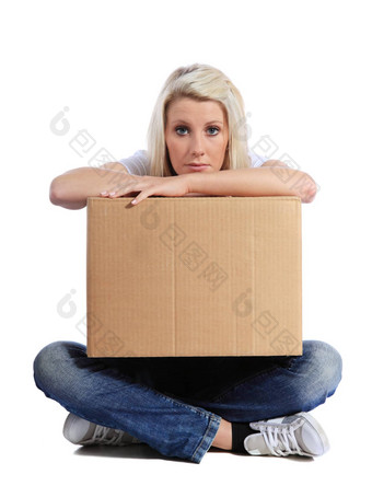 年轻的女人持有移动盒子