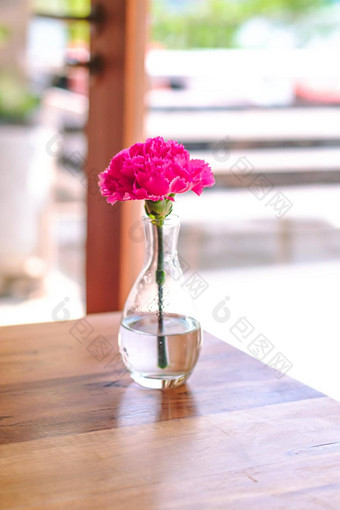 花束粉红色的花玻璃瓶木表格