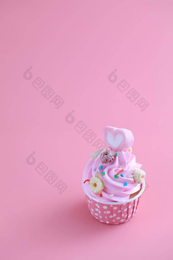 蛋糕孤立的粉红色的背景