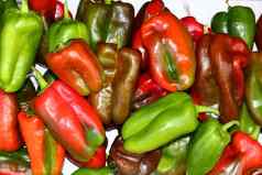 绿色红色的辣椒新鲜的生市场蔬菜