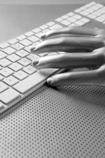 未来主义的银灰色的手键盘