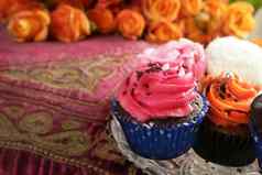 纸杯蛋糕色彩斑斓的松饼粉红色的橙色奶油古董