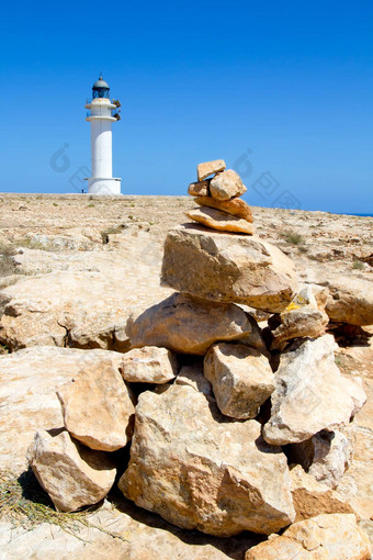 野蛮Formentera灯塔使石头