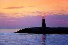 日出灯塔发光的蓝色的紫色的海
