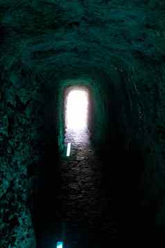 洞穴隧道拱形状狭窄的黑暗走廊