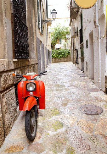 地中海街复古的红色的踏板车马略卡岛