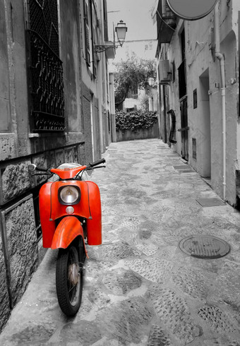 地中海街复古的红色的踏板车马略卡岛