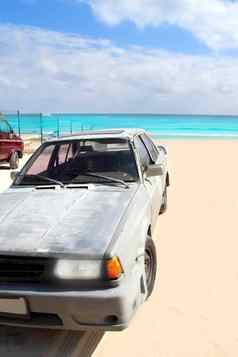 岁的难看的东西车墨西哥加勒比海滩