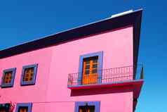 墨西哥粉红色的房子外观木门