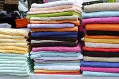 色彩斑斓的毛巾堆放行市场
