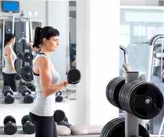 女人重量培训设备体育运动健身房