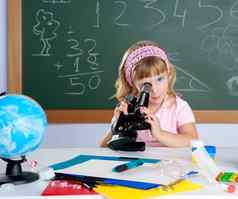 孩子们女孩学校教室显微镜