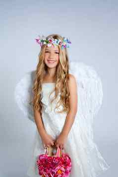 天使孩子们女孩持有花袋翅膀