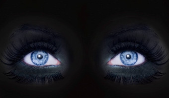 蓝色的眼睛黑暗脸化妆黑色的豹女人