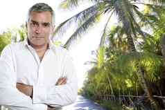 加勒比旅游高级男人。衬衫棕榈树丛林