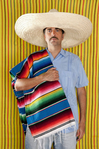 墨西哥男人。墨西哥披肩雨披他帽子