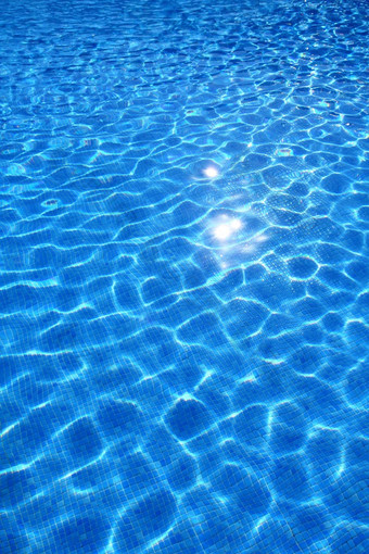 蓝色的瓷砖游泳池水反射纹理