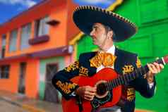 联合墨西哥流浪乐队玩吉他墨西哥房子