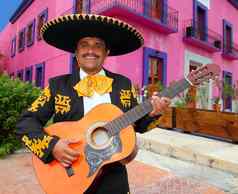 联合墨西哥流浪乐队玩吉他墨西哥房子