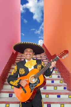 联合墨西哥流浪乐队玩吉他墨西哥楼梯