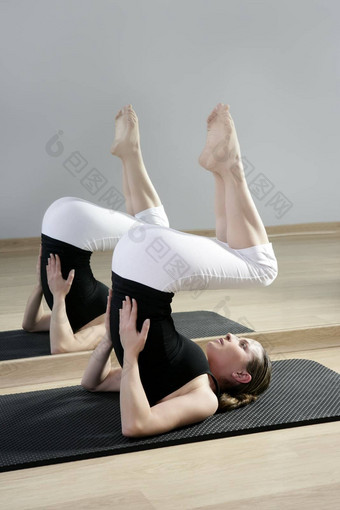 有氧运动健身女人镜子体育运动健身房瑜伽女孩