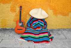 墨西哥典型的懒惰的男人。帽子他吉他墨西哥披肩