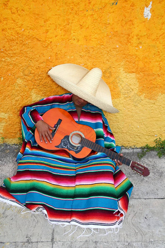 墨西哥典型的懒惰的男人。帽子他吉他墨西哥披肩