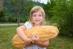 女孩持有大面包幽默大小饿了孩子