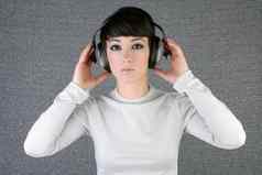 未来主义的时尚女人听力音乐耳机