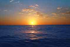 日出日落海洋蓝色的海发光的太阳