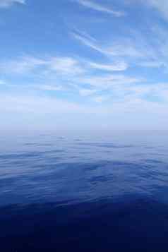 平静海蓝色的水海洋天空地平线风景