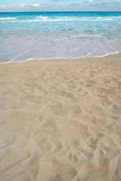 海滩沙子的角度来看夏天海岸线海岸