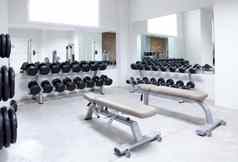 健身俱乐部重量培训设备健身房