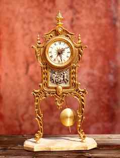 古老的古董金黄铜摆时钟