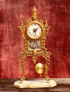 古老的古董金黄铜摆时钟