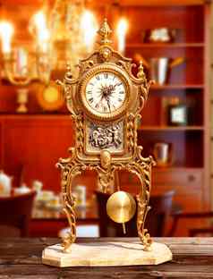 古老的古董黄铜摆时钟